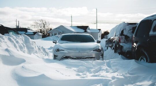auto vast in de sneeuw