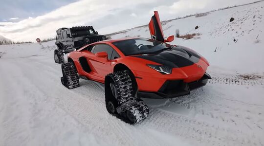 Lamborghini Adventador op rupsbanden