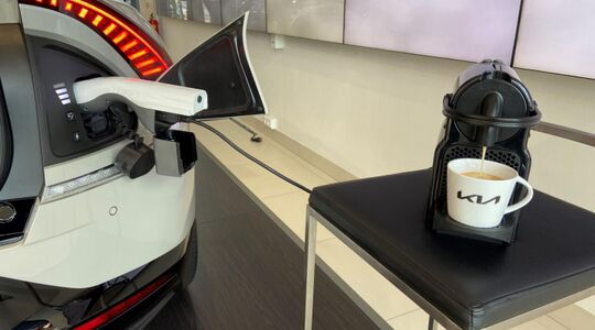 Illustratie voor: Met V2L (Vehicle to Load) van de Kia EV6 heb jij een stopcontact op wielen