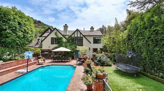 Illustratie voor: Binnenkijken in de nieuwe miljoenenvilla van Rihanna in Beverly Hills