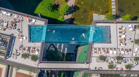 zwembad met doorzichtige bodem