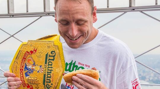 wereldrecord hotdogs eten