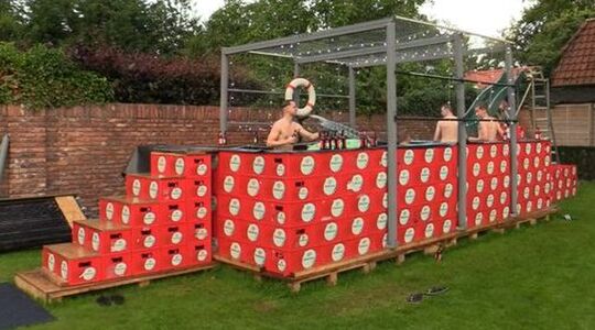 zwembad van bierkratten