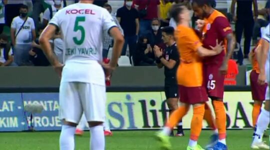 Marcao geeft kopstoot aan teamgenoot