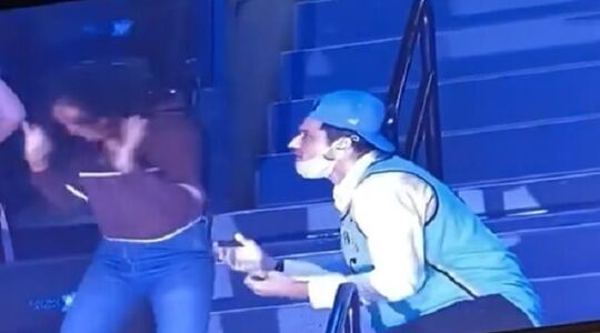 Illustratie voor: Pijnlijk! Huwelijksaanzoek gaat niet helemaal volgens planning