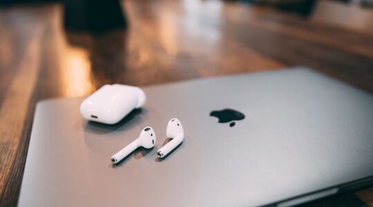 Apple AirPods Mac Book Pro