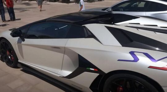 Illustratie voor: Man uit Qatar betaalt $12.5 miljoen voor Lamborghini Aventador SVJ