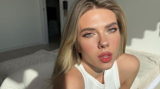 Scarlett Johansson lookalike
