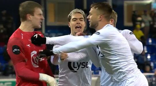 keepert-naait-teamgenoot-rode-kaart-aan-1000x750-c