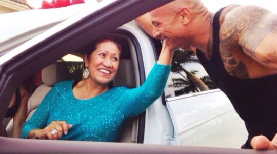 Illustratie voor: Dwayne Johnson geeft z’n moeder een dikke auto cadeau