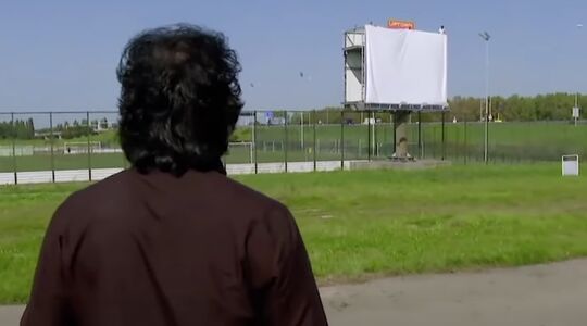 tinder man oproep billboard