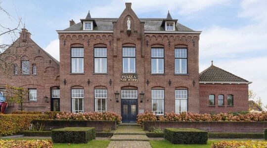 Illustratie voor: Funda parel: klooster omgetoverd tot luxe villa mét eigen café