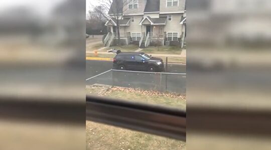 politieagent rijdt over eigen spijkermat