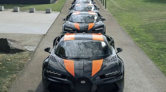 Man koopt acht Bugatti's en geeft er zes weg