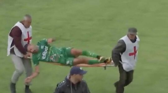 voetballer valt van brancard om tijdrekken