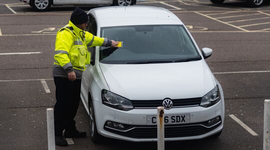 parkeerboete Griekse vrouw
