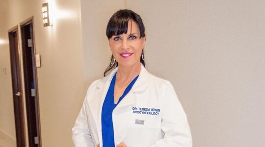 dokter plassen onder douche