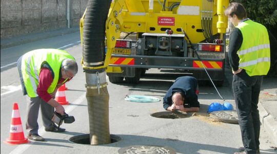 Illustratie voor: Putjesschepper slecht betaald? ‘Ik verdien 10.000 euro per maand’