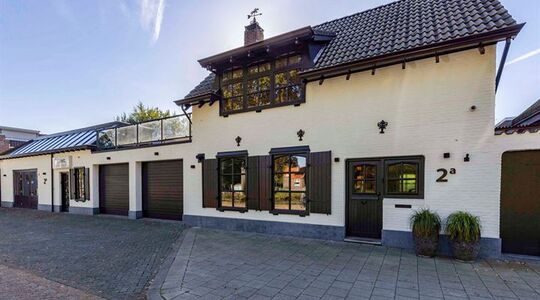 De garage van woning staat vol prijzige wagens