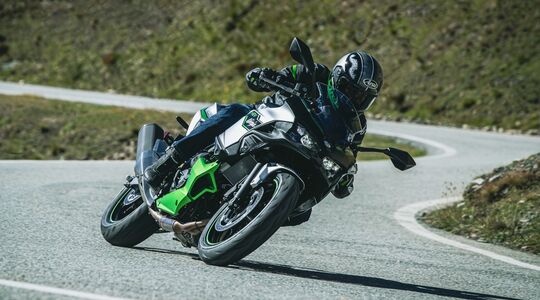 eerste hybride motor