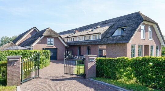 Villa met auto's in de woonkamer