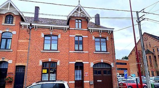 huis vól bierblikken staat voor prikkie te koop