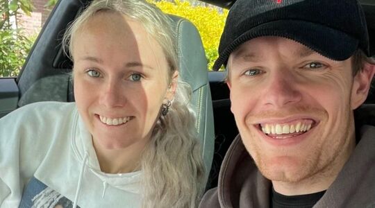 Duizenden kerstlampjes op de auto van Enzo