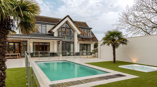 Romee haar huis omgetoverd als airbnb