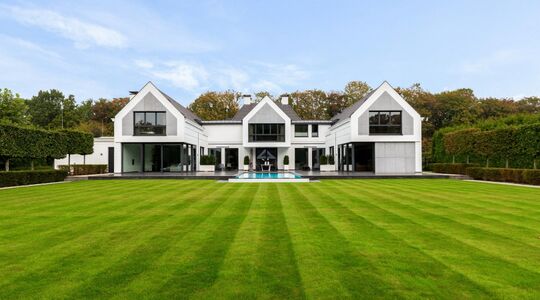 Luxueuze Villa in Oisterwijk: Ontdek het "Saint-Tropez in Brabant" op Funda!