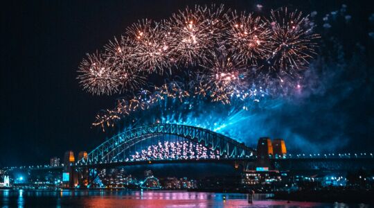 Vuurwerk boven het water van Sydney