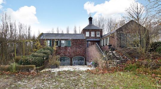 Historische verlaten villa in Monster