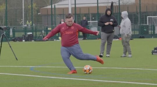 Luke Littler blijkt aardig te kunnen voetballen