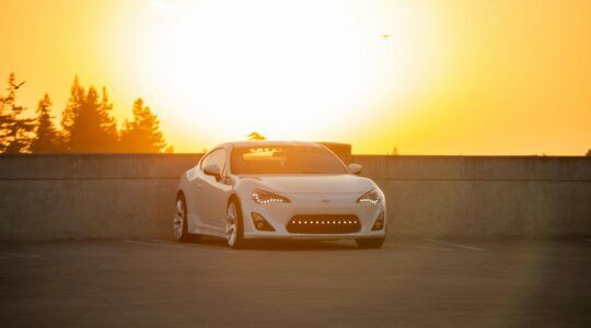 Een elektrische auto op een warme zomerdag