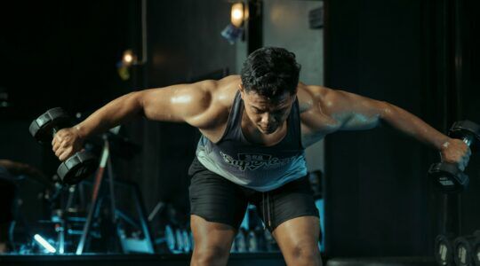 een man die aan het sporten is