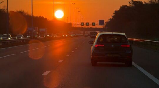 Een auto op de snelweg