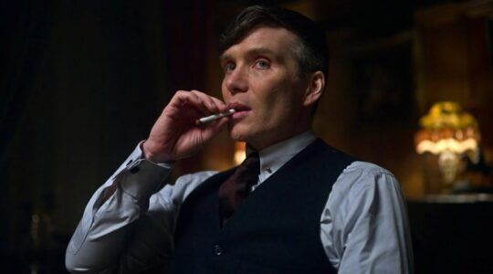Cillian Murphy rookt een sigaret tijdens Peaky Blinders
