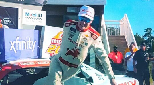 Connor Zilisch valt tijdens het vieren van zijn overwinning