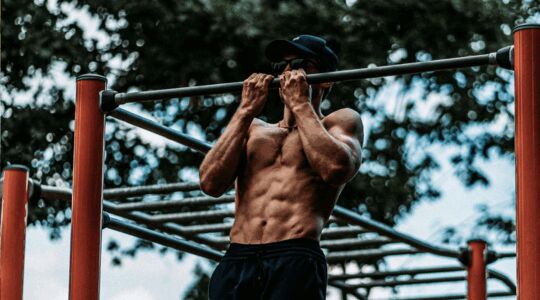 man buiten aan het sporten