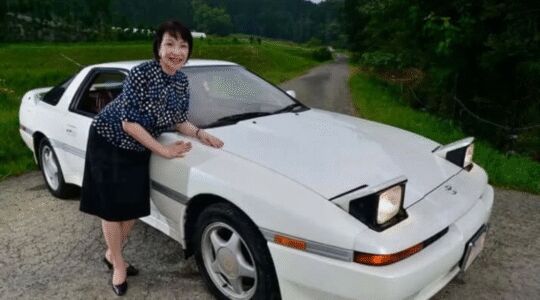 Sanae Takaichi en haar 1991 toyota supra