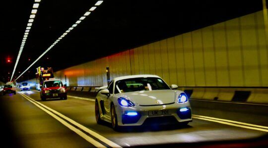 Een Porsche die door een tunnel rijdt