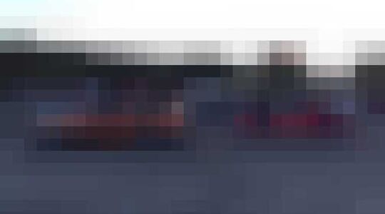 Illustratie voor: Volkswagen Passat uit 1987 trekt een Ferrari 458 Italia eruit