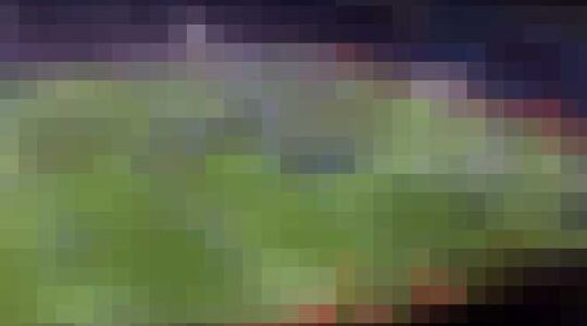 Illustratie voor: Supporters van Aston Villa gaan massaal het veld op na winst