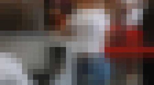 Illustratie voor: Vrouw met $250.000 aan ‘cocaïne implantaten’ in haar borsten wordt onderschept