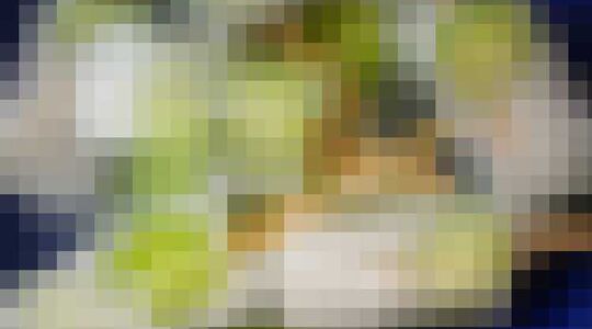 Illustratie voor: Heerlijk voor tijdens de warme zomerdagen: Gin-tonic ijsjes met komkommer