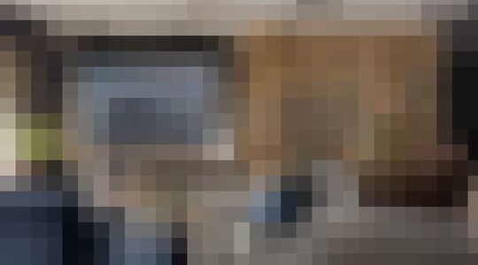 Illustratie voor: Het industriële design, moderne meubels, accessoires én een beamer als tv maken het helemaal compleet