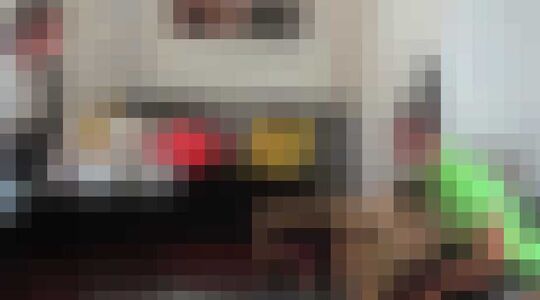 Illustratie voor: Prank backfired en denkt dat zijn vriendin knock-out geslagen wordt.