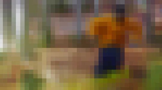 Illustratie voor: Deze pro freestyleskiër knalt een berg af, zonder sneeuw!