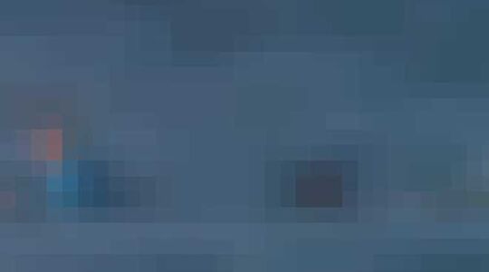 Illustratie voor: Surfer trapt witte haai van zich af tijdens een surfwedstrijd in Zuid-Afrika