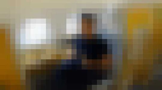 Illustratie voor: Deze gast vliegt eerste klas de wereld over voor maar 270 euro