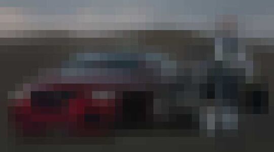 Illustratie voor: Dragrace met de nieuwe Jaguar XJR vs. Jetman